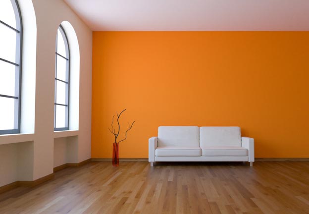 Sofa vor orange gestrichener Wand