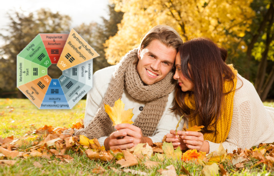 glückliches paar im herbstlaub