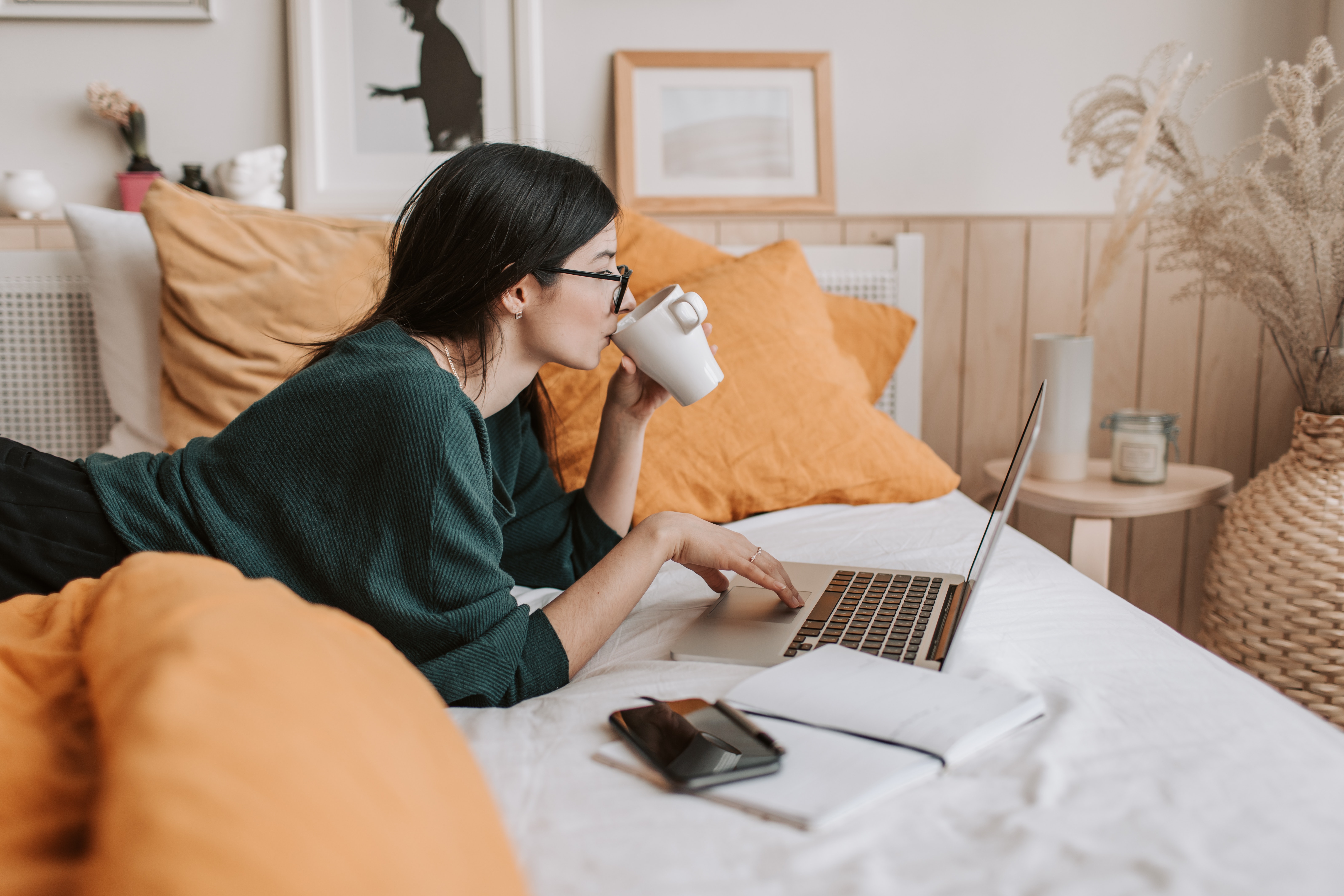 pexels-vlada-karpovich-4050415 - Kopie frau mit laptop auf bett